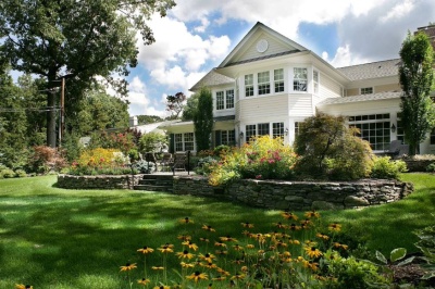 Обновите свой придомовой участок, чтобы улучшить внешний вид дома и многое другое.