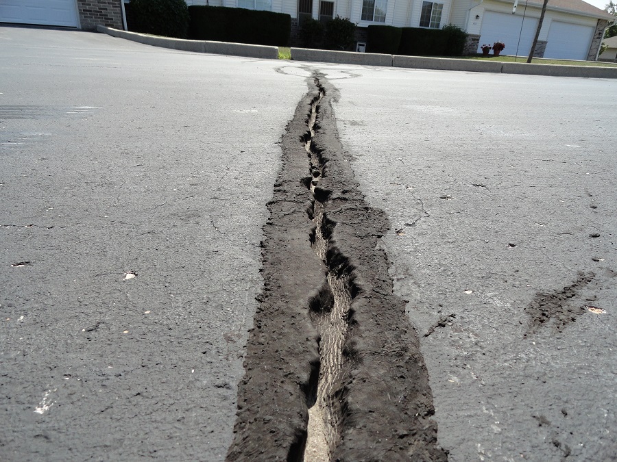 Заливка трещин на асфальте (7).JPG